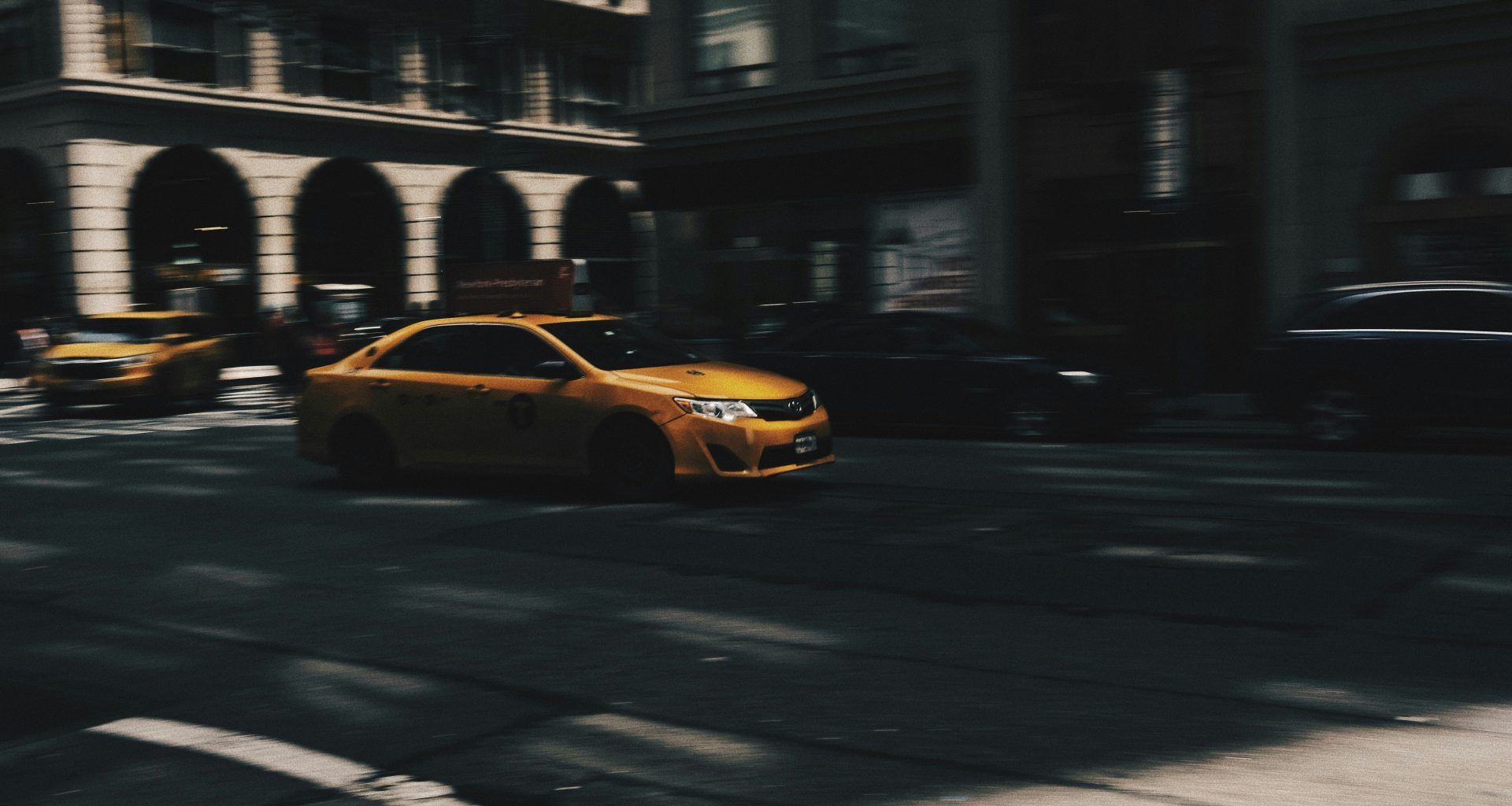 selektives-fokusfoto-einer-beigefarbenen-metallic-limousine-L7b_Rm5XAqE