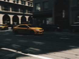 selektives-fokusfoto-einer-beigefarbenen-metallic-limousine-L7b_Rm5XAqE