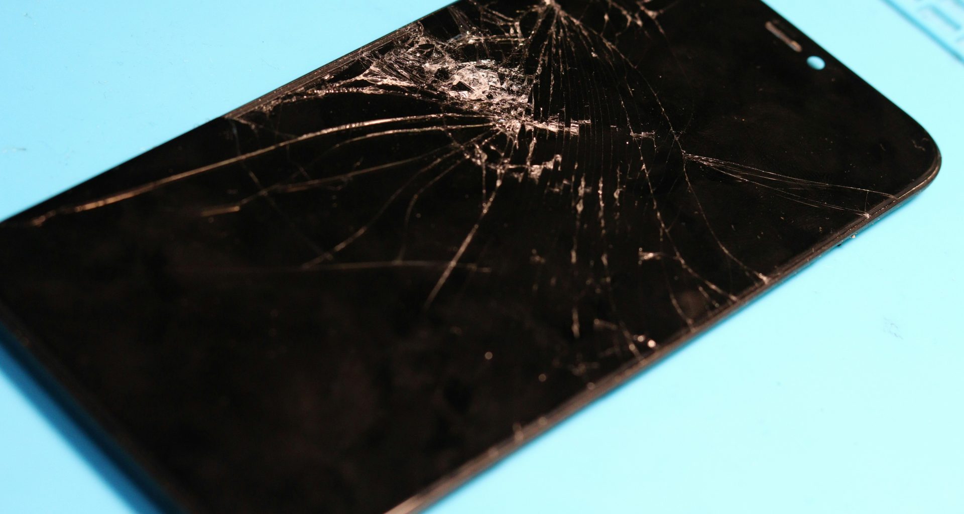 zerbrochener-telefonbildschirm-eine-eklatante-zurschaustellung-von-schaden--8ScALMRxEk