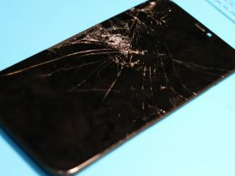 zerbrochener-telefonbildschirm-eine-eklatante-zurschaustellung-von-schaden--8ScALMRxEk