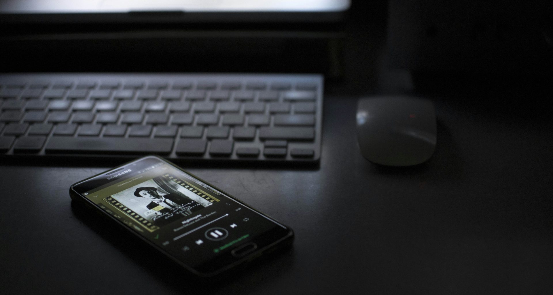 smartphone-neben-tastatur-ubnfuIP_w7I