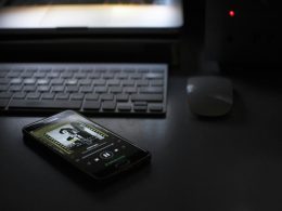 smartphone-neben-tastatur-ubnfuIP_w7I