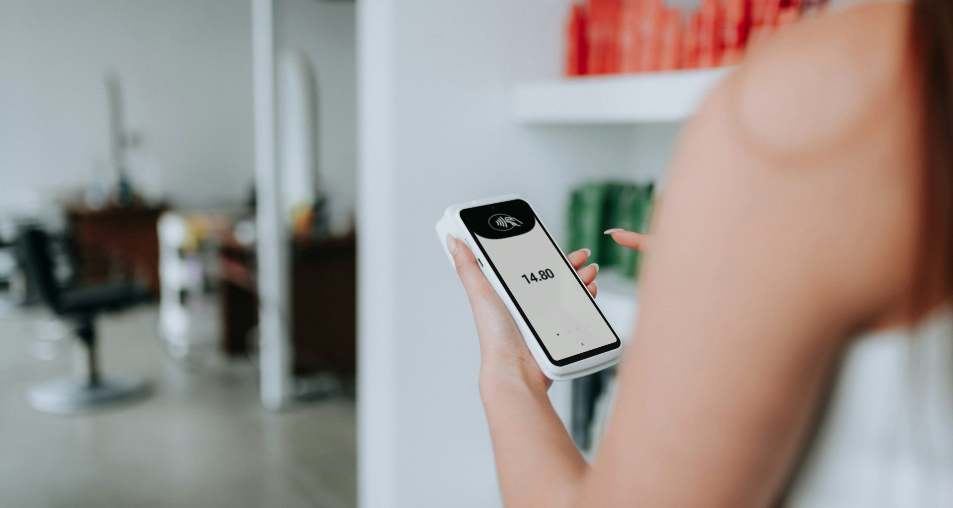 jemand-halt-ein-zahlungsterminal-in-einem-salon-in-der-hand-G723VoGXuBg