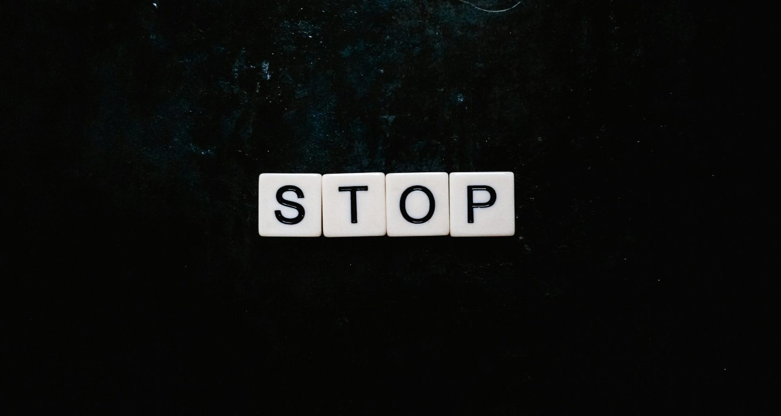 stopptext-mit-schwarzem-hintergrund-1RZ67Vwm804