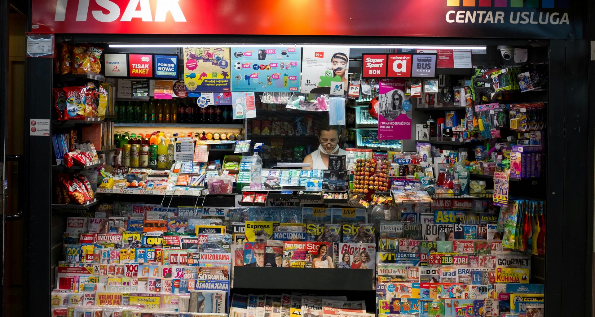 shop-mit-sortierten-ausgestellten-artikeln-BX5wKT7BjPo