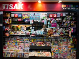 shop-mit-sortierten-ausgestellten-artikeln-BX5wKT7BjPo