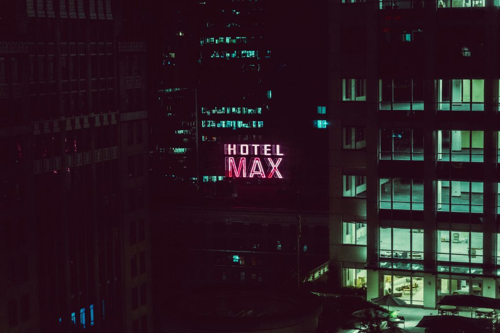 das-beleuchtete-max-schild-des-hotels-leuchtet-nachts-hell-FgBZVU-nSLE