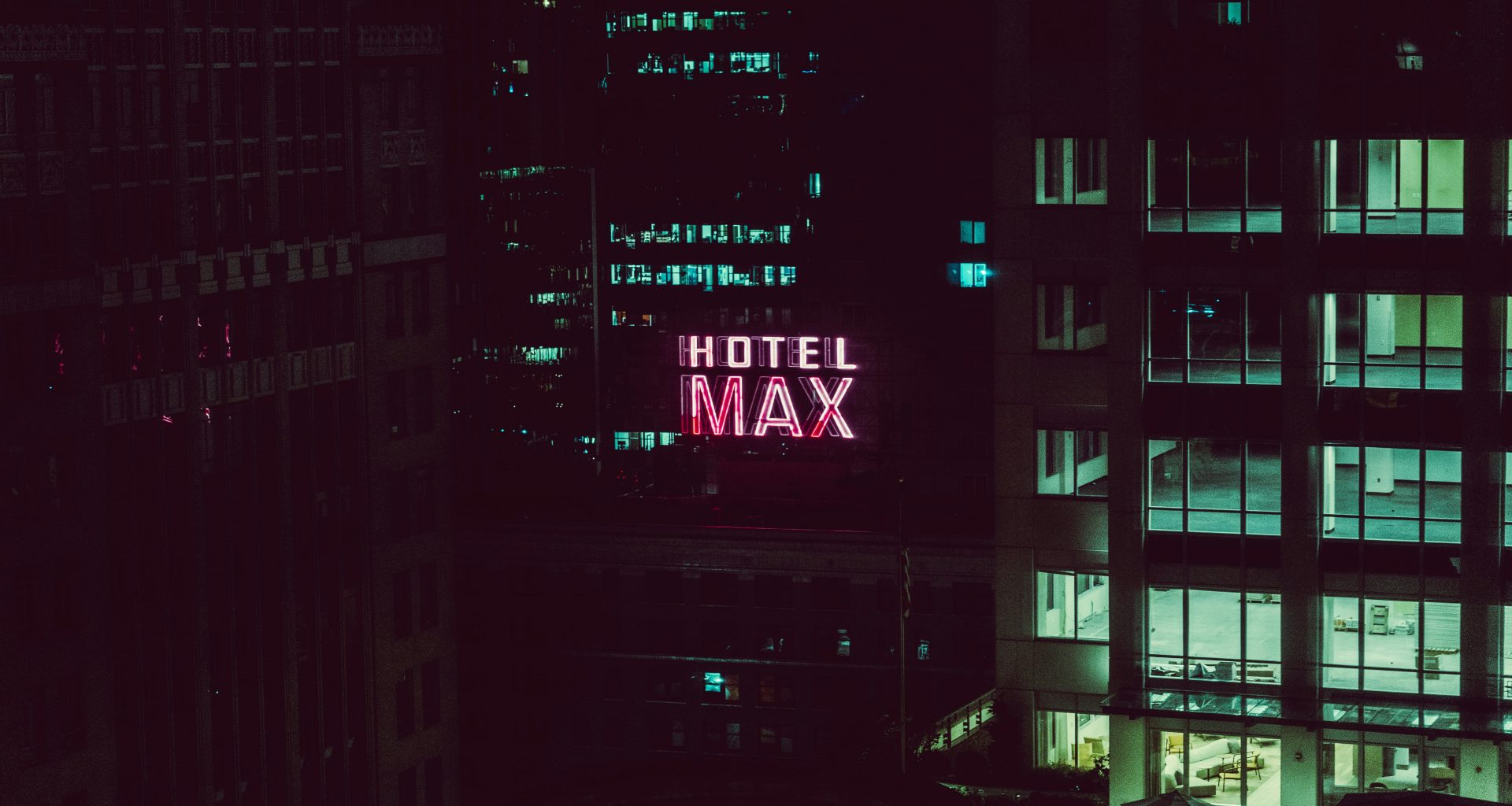 das-beleuchtete-max-schild-des-hotels-leuchtet-nachts-hell-FgBZVU-nSLE