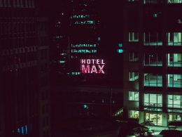 das-beleuchtete-max-schild-des-hotels-leuchtet-nachts-hell-FgBZVU-nSLE