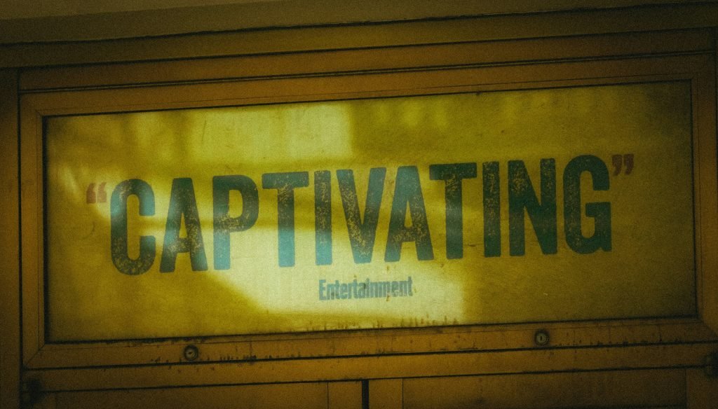 das-wort-fesselnd-auf-gelbem-hintergrund-WHGVnMBzZxc