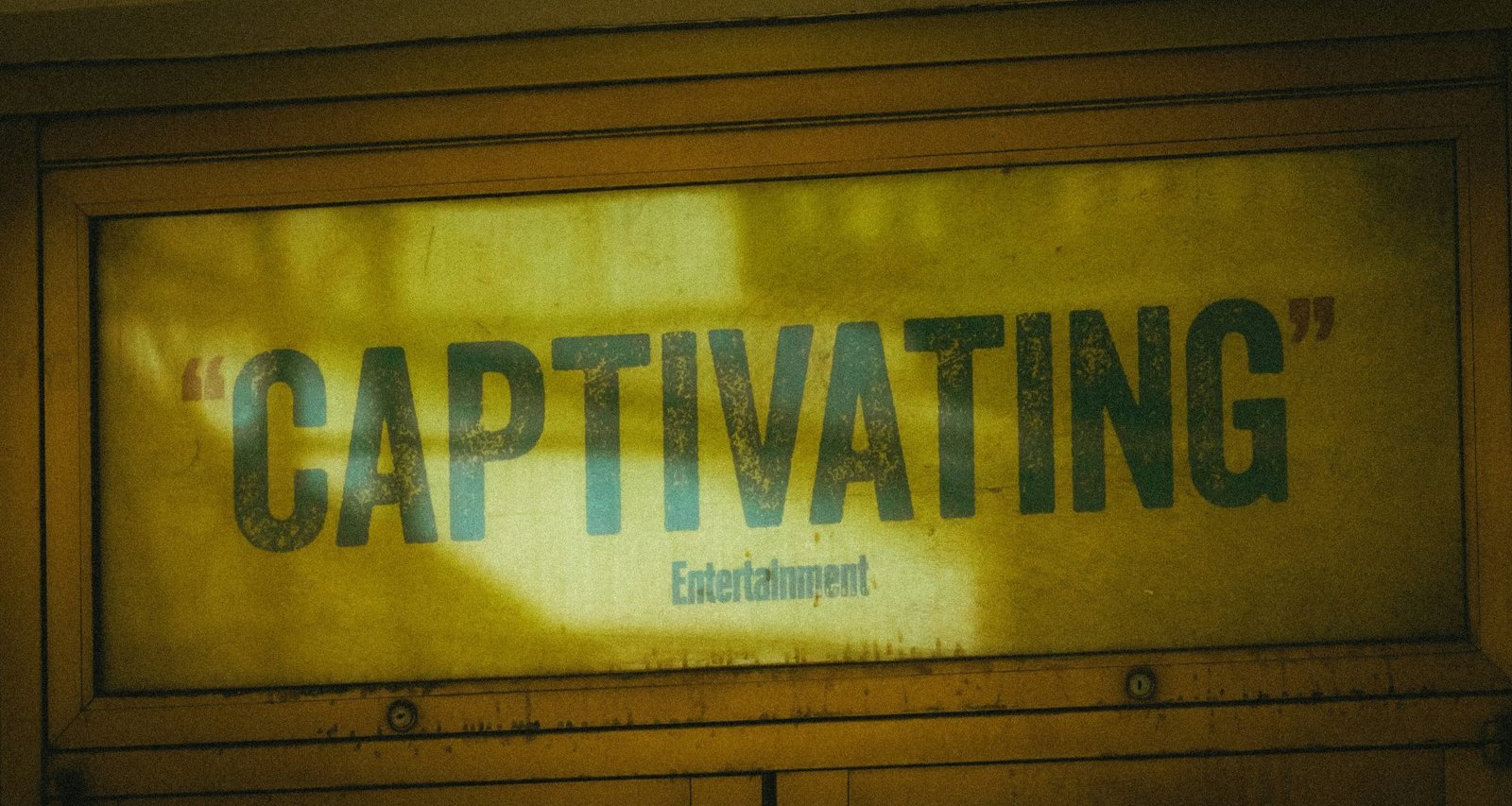 das-wort-fesselnd-auf-gelbem-hintergrund-WHGVnMBzZxc