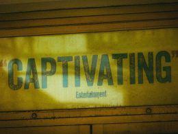 das-wort-fesselnd-auf-gelbem-hintergrund-WHGVnMBzZxc