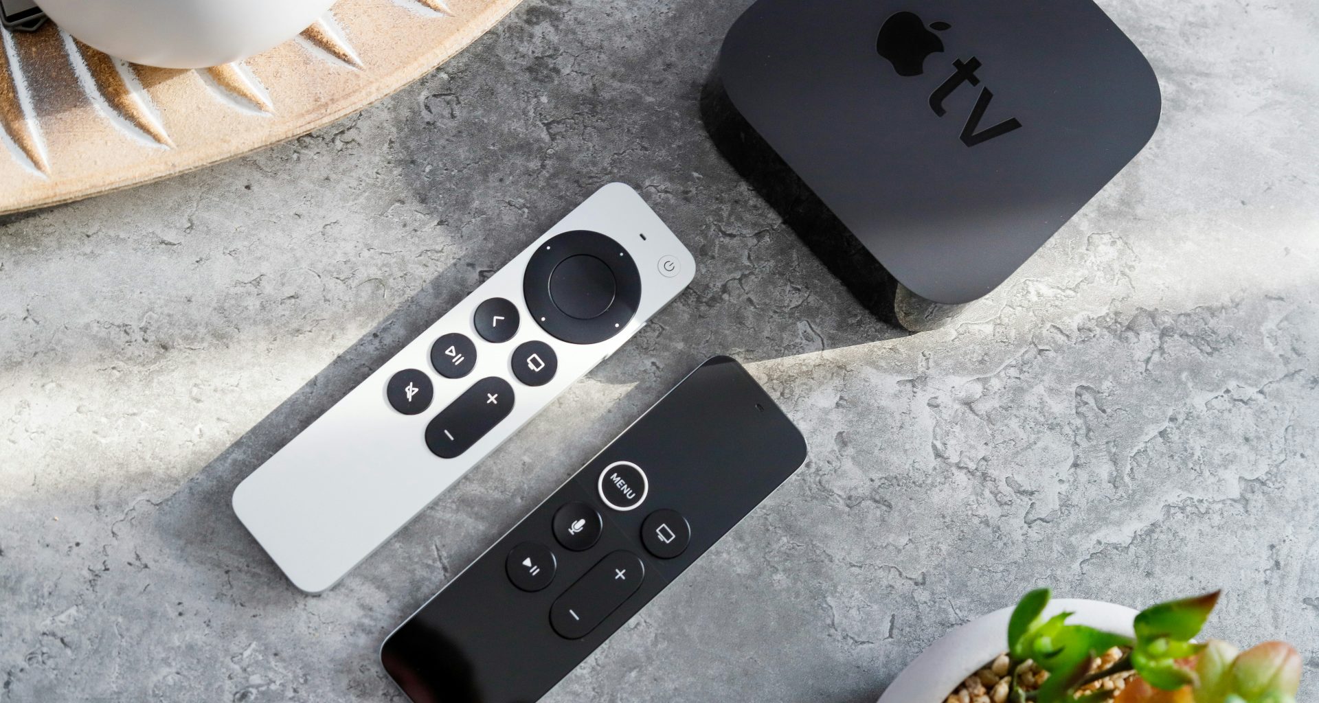 drei-apple-produkte-liegen-auf-einem-tisch-U1ecMR8HFeo