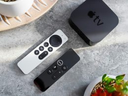 drei-apple-produkte-liegen-auf-einem-tisch-U1ecMR8HFeo