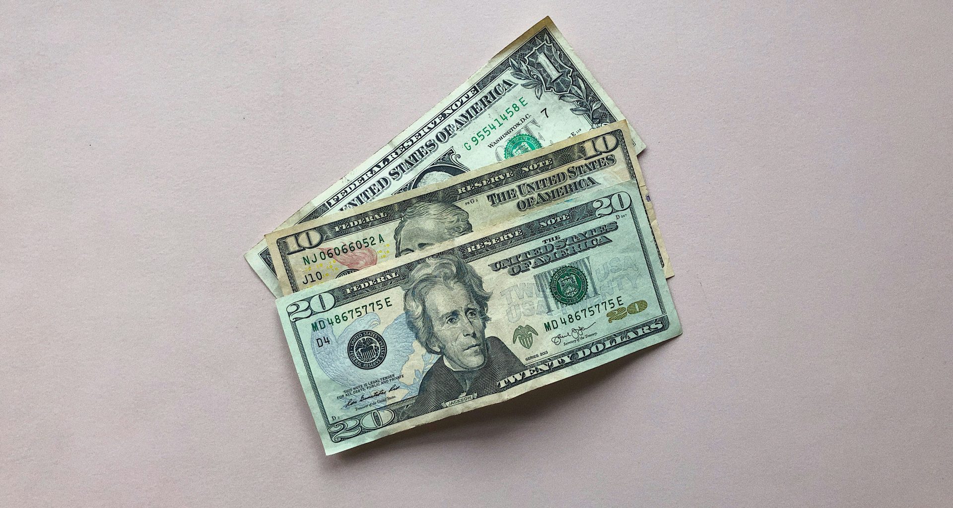 drei-us-dollar-banknoten-mit-verschiedenen-stuckelungen-SqrXDNo584Y