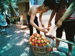 oben-ohne-mann-legt-apfel-in-plastiktute-cauJ36zHna0