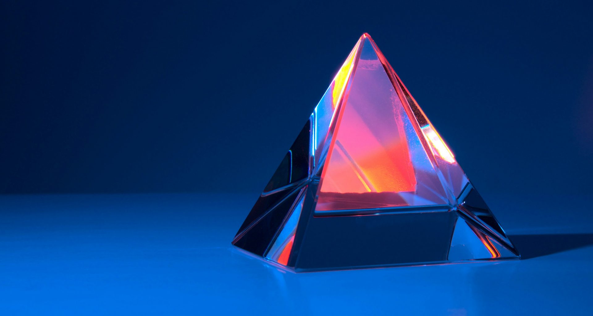 dreieckiges-rotes-und-blaues-dreieck-W6l35A_rxxU