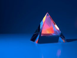 dreieckiges-rotes-und-blaues-dreieck-W6l35A_rxxU