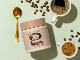 zwei-tassen-kaffee-und-ein-loffel-auf-einem-tisch-IUJxUWtmS4Q