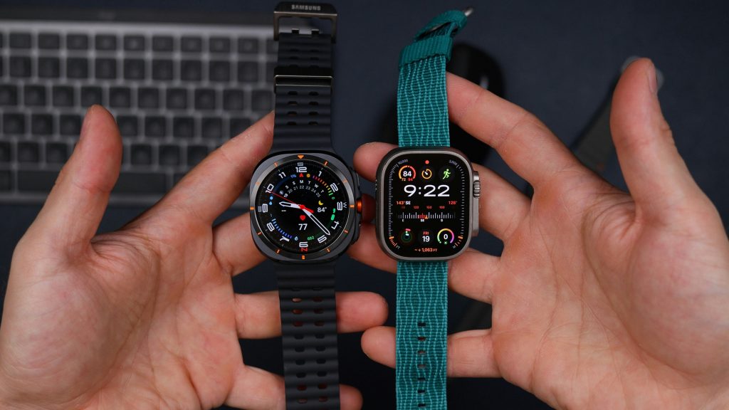 zwei-hande-die-zwei-verschiedene-apple-watch-modelle-halten-h3gFLMJz6QY