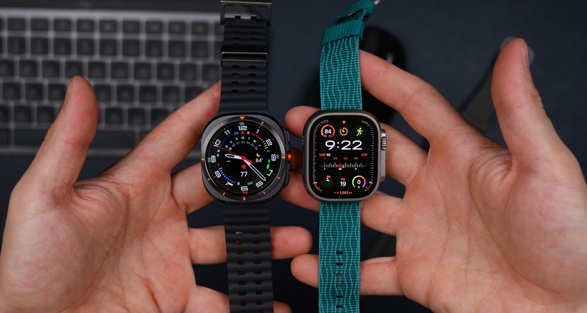 zwei-hande-die-zwei-verschiedene-apple-watch-modelle-halten-h3gFLMJz6QY