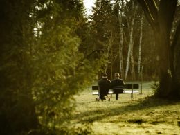 zwei-personen-sitzen-auf-einer-bank-in-einem-park-mSIFfrZpEk0