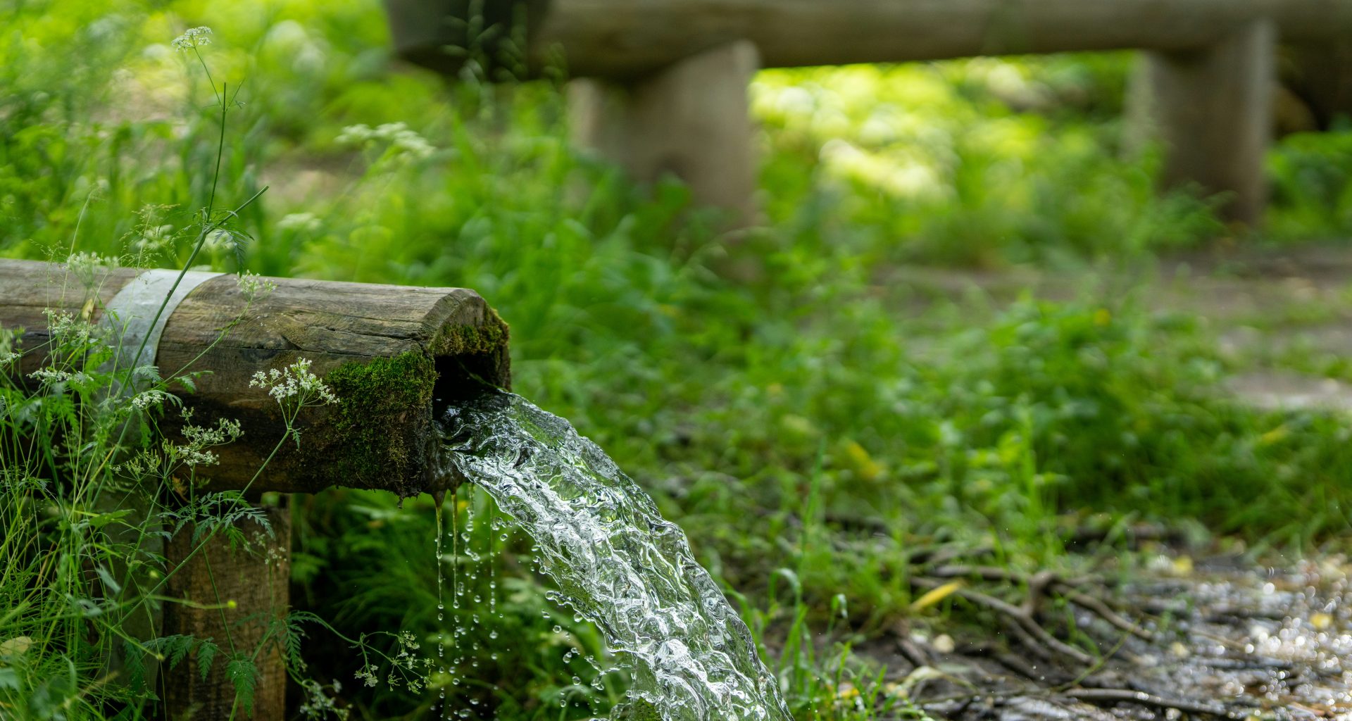 wasser-das-tagsuber-durch-bambusrohr-fliesst-kGix6_gPKjI