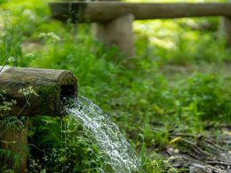 wasser-das-tagsuber-durch-bambusrohr-fliesst-kGix6_gPKjI