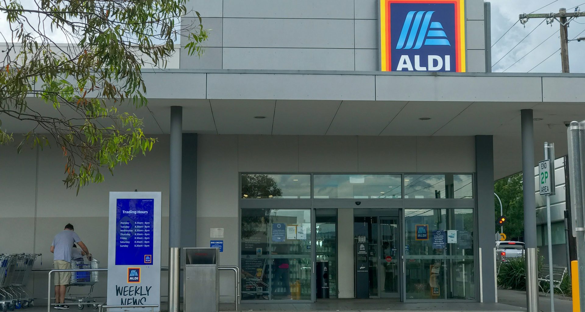 weisses-und-blaues-gebaude-in-der-nahe-von-green-tree-tagsuber-3v2jRFrqn_0