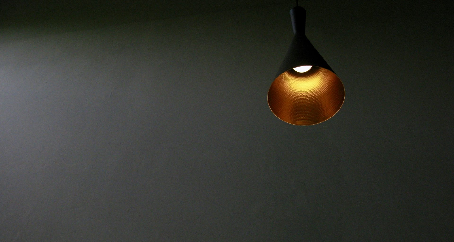 weisse-und-braune-pendelleuchte-52nGtA_sSgw