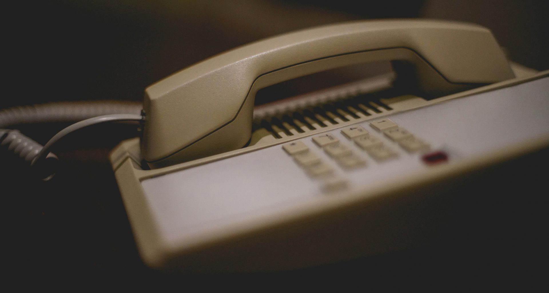 weisses-und-graues-ip-telefon-cslFRb5eQKM