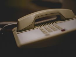 weisses-und-graues-ip-telefon-cslFRb5eQKM