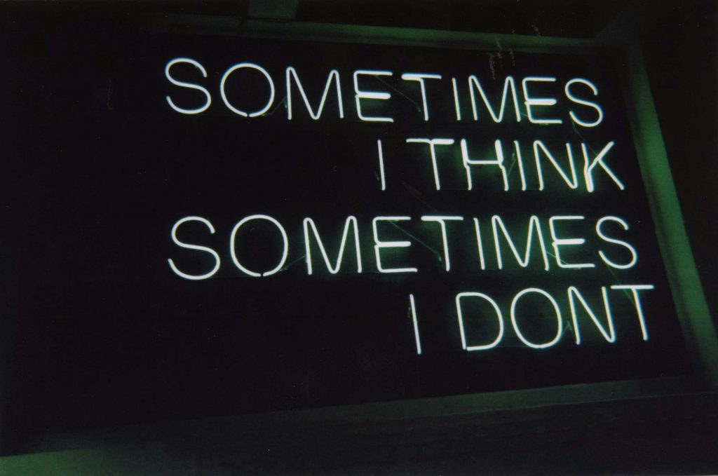 weisse-neonreklamen-moZiLjASJrM