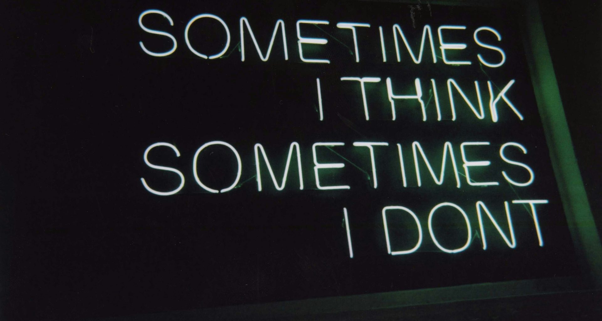 weisse-neonreklamen-moZiLjASJrM