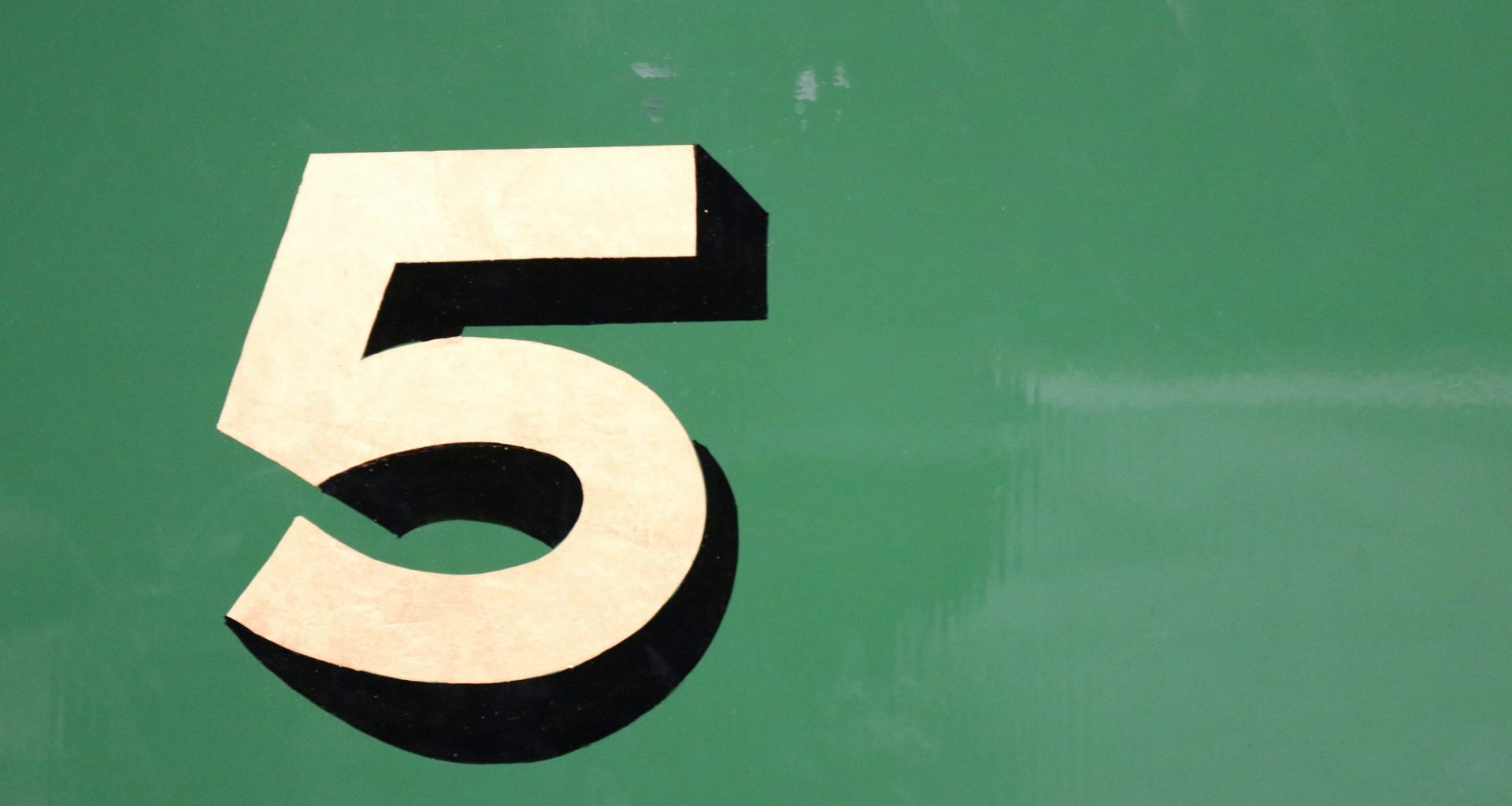 weisse-zahl-5-illustration-P3uJUQ62uXE