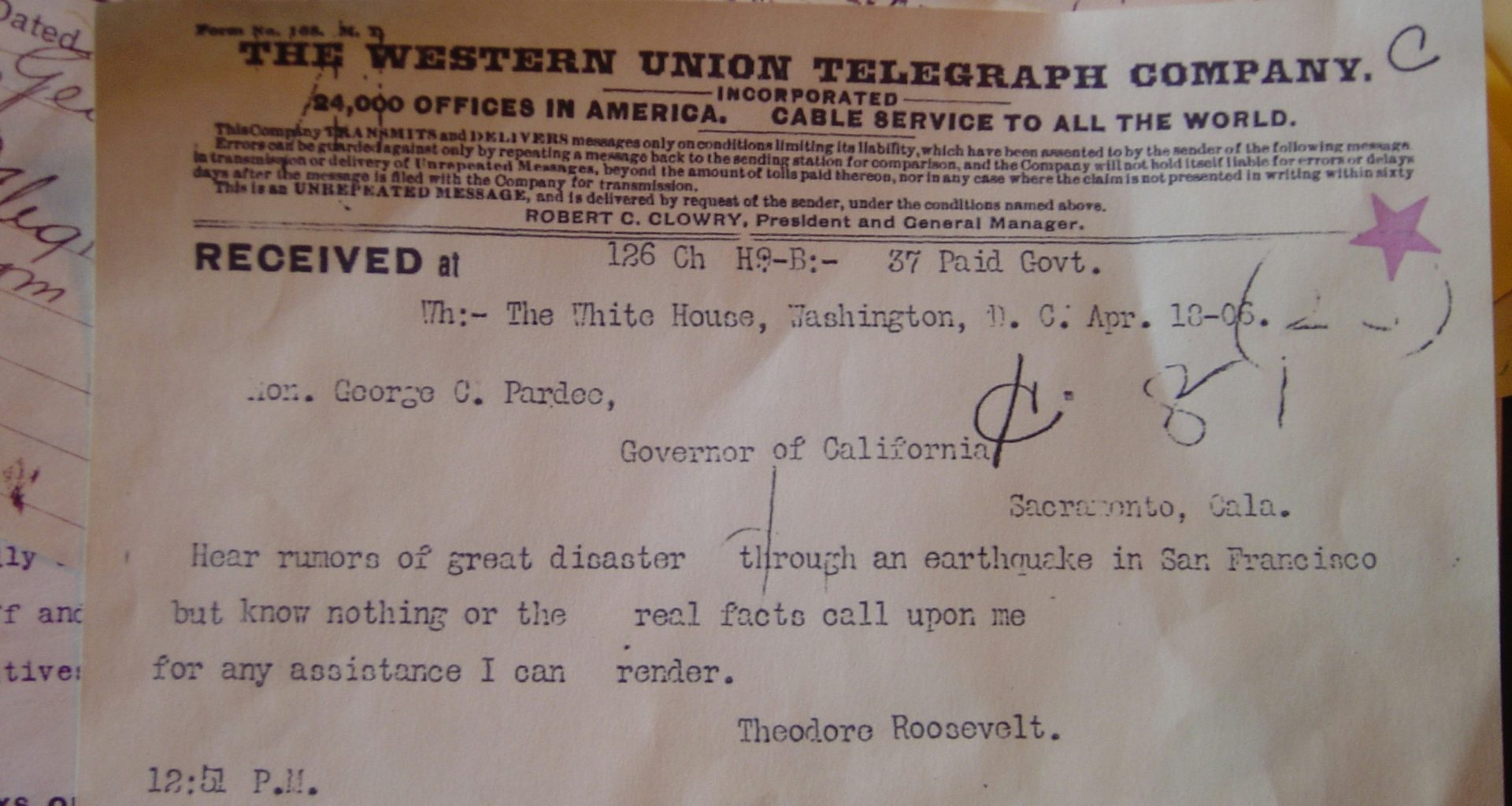 weisses-papierdokument-auf-braunem-holztisch-PEd6MBB1kZQ