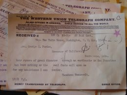 weisses-papierdokument-auf-braunem-holztisch-PEd6MBB1kZQ