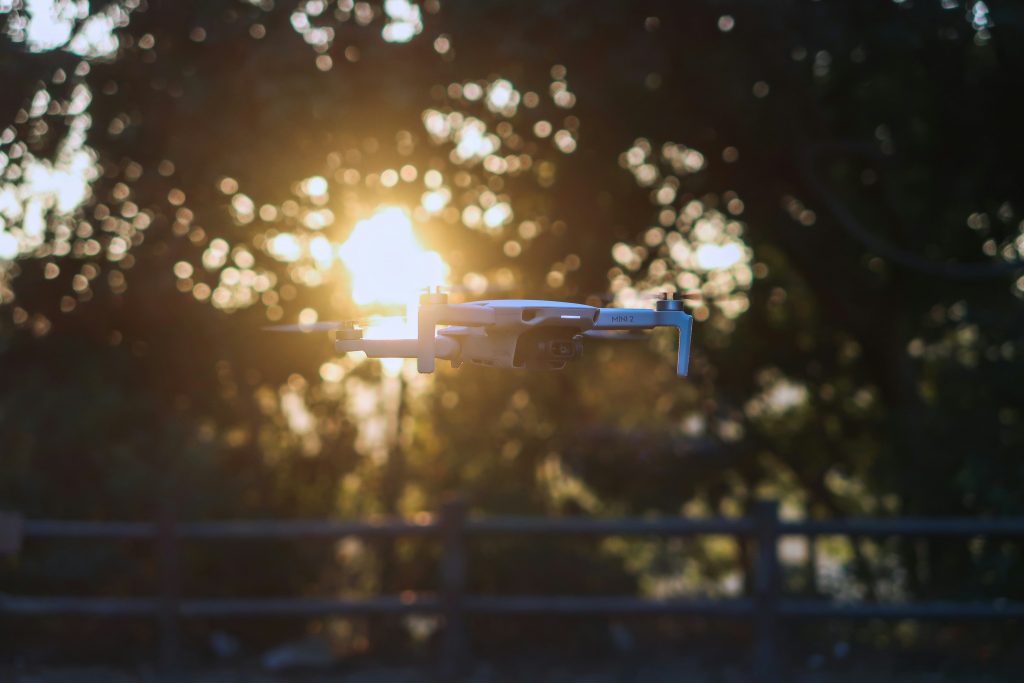 weisse-lichterketten-wahrend-der-nachtzeit-HKQ6JQ-biWI