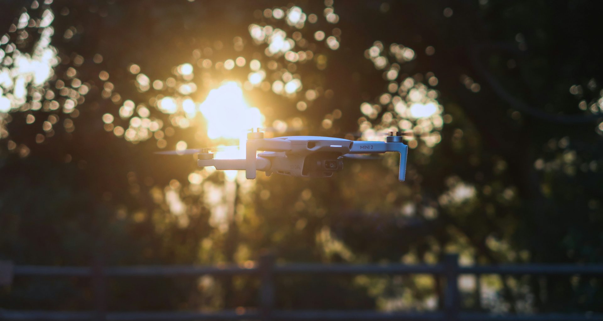 weisse-lichterketten-wahrend-der-nachtzeit-HKQ6JQ-biWI