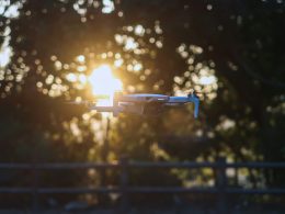 weisse-lichterketten-wahrend-der-nachtzeit-HKQ6JQ-biWI