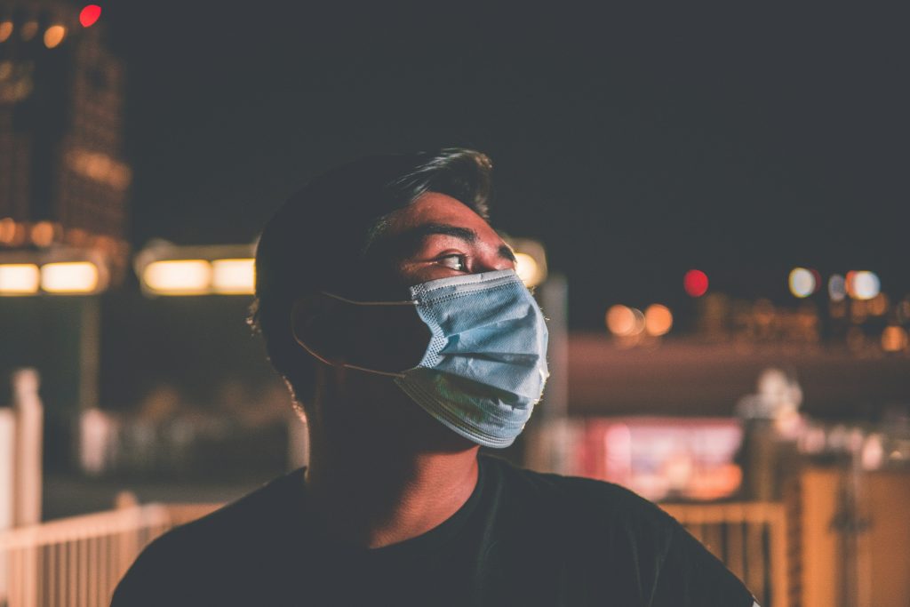 frau-in-schwarzem-rundhalshemd-mit-weisser-maske-kuI-nTqND7k