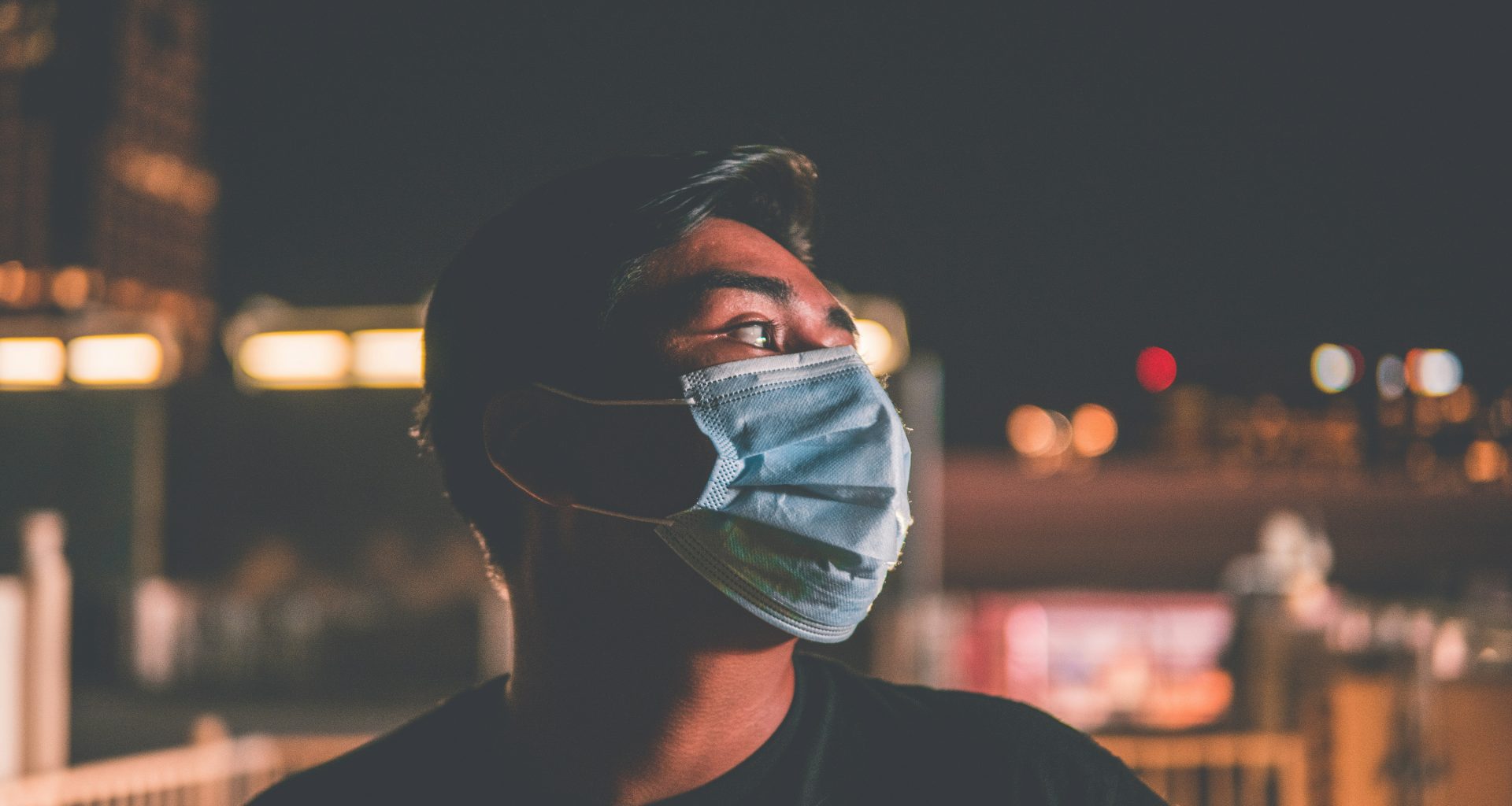 frau-in-schwarzem-rundhalshemd-mit-weisser-maske-kuI-nTqND7k