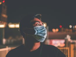 frau-in-schwarzem-rundhalshemd-mit-weisser-maske-kuI-nTqND7k