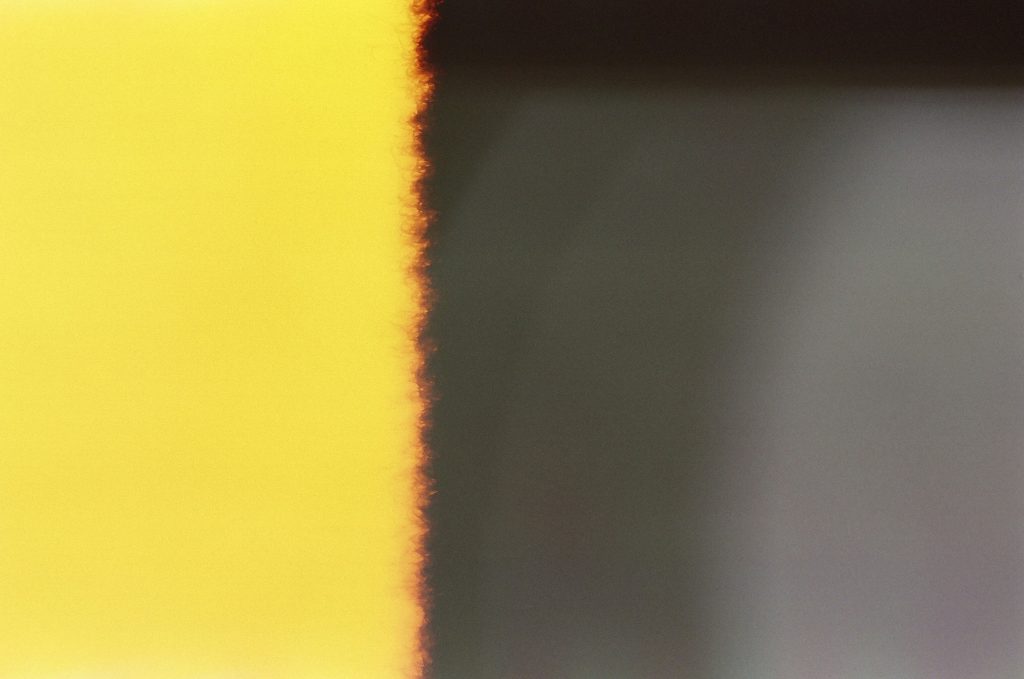 gelb-und-schwarz-gestreiftes-textil-Fs968s8maEQ