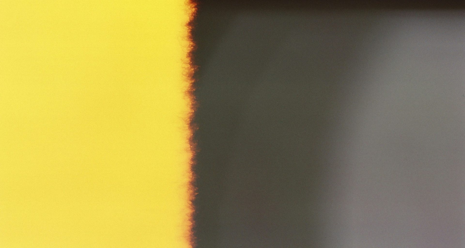 gelb-und-schwarz-gestreiftes-textil-Fs968s8maEQ