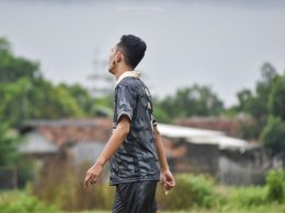 junger-mann-im-fussballtrikot-schaut-in-den-himmel-KLLmR_LLH2Q