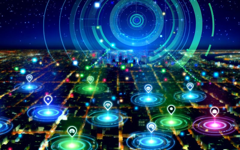 Futuristische digitale Stadtkarte bei Nacht mit hervorgehobenen Zonen, Geofencing-Kreisen, Datenströmen und gezielten Werbe- sowie Benachrichtigungs-Icons in Neonblau und Grün.