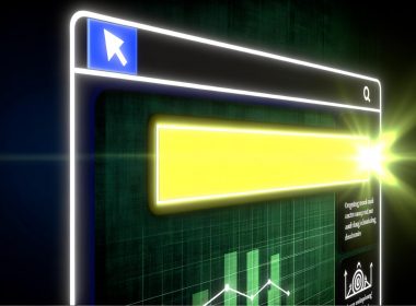 Google-Suchergebnisseite auf Desktop mit auffälliger, gelb markierter Top-Anzeige, mehreren verblassten Konkurrenzanzeigen darunter und betonter Nummer-1-Position durch Spotlight und Pfeil, umgeben von Analyse-Overlays.