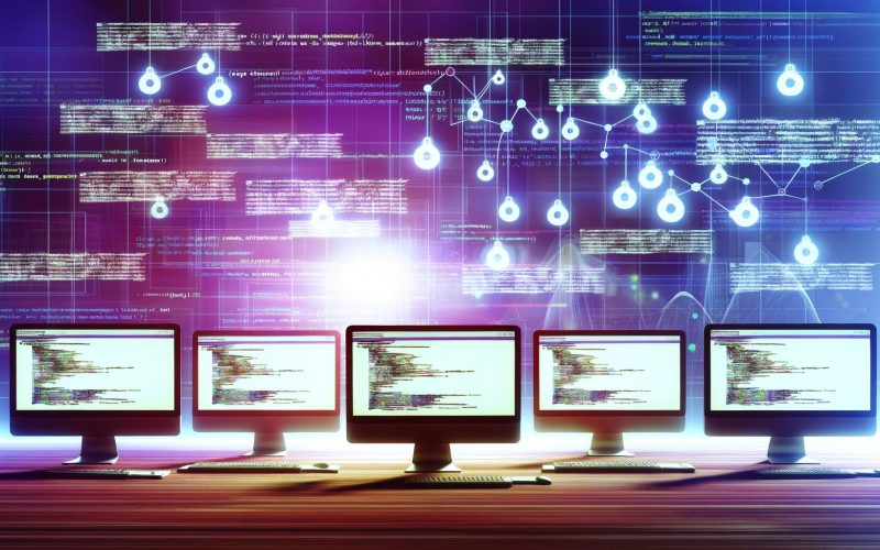 Arbeitsplatz mit Monitoren, Tag-Management-Dashboards, digitalen Tags, Code, Logik-Diagrammen und Symbolen für Google Analytics, Facebook Pixel und Datenschutz.