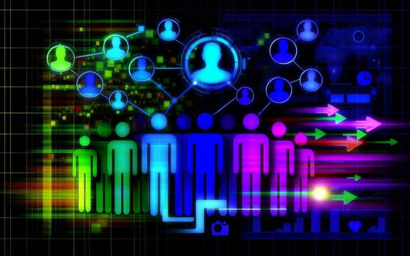 Abstrakte Illustration einer Gemeinschaft von Social-Media-Followern, die das Engagement um ein leuchtendes Markenlogo zeigt, mit verblassenden Figuren am Rand und modernen Plattform-Symbolen im Hintergrund.